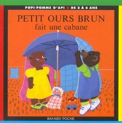 Petit ours brun fait une cabane