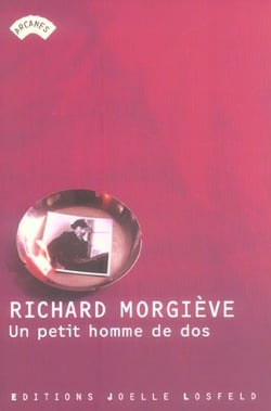 Un petit homme de dos