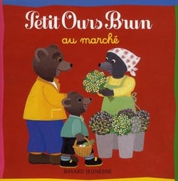 Petit ours brun au marché
