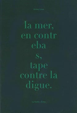 La mer,en contrebas, tape contre la digue