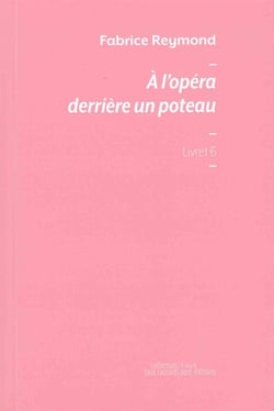 À l'opéra, derrière un poteau