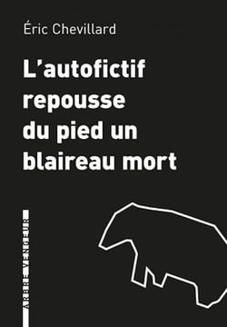 L'autofictif  repousse du pied un blaireau mort