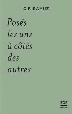 Posés les uns à côtés des autres