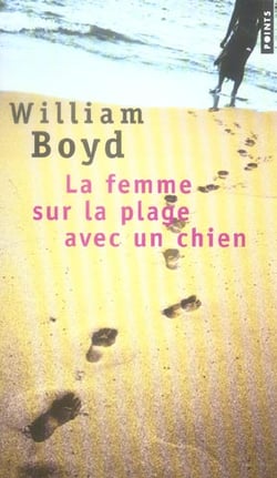 La femme sur la plage avec un chien