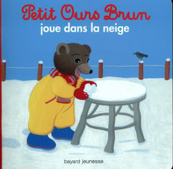 Petit Ours Brun joue dans la neige