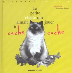 Petite chatte qui aimait jouer a cache cache