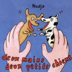 deux mains deux petits chiens