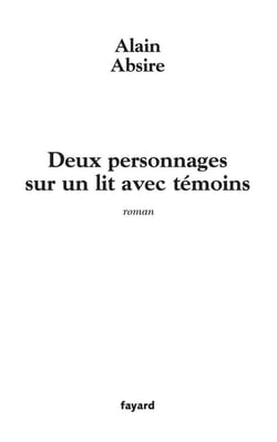 Deux personnages sur un lit avec temoins