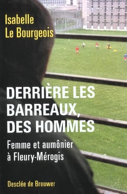 Derriere les barreaux, des hommes - femme et aumonier a fleury-merogis