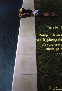 Rouge A Levres Sur Le Plongeoir D'Une Piscine Municipale