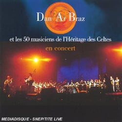 Dan Ar Braz et les 50 musiciens de l'heritage des celtes en concert