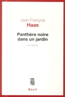 Panthère noire dans un jardin