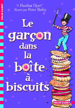 Le garçon dans la boîte de biscuits