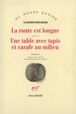La route est longue / une table avec tapis et carafe au milieu