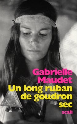 Un long ruban de goudron sec