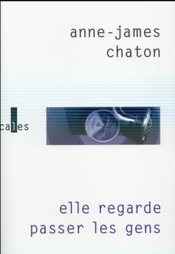Elle regarde passer les gens
