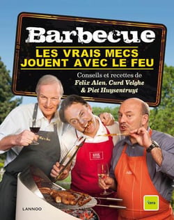 Barbecue - les vrais mecs jouent avec le feu
