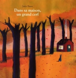 Dans sa maison, un grand cerf