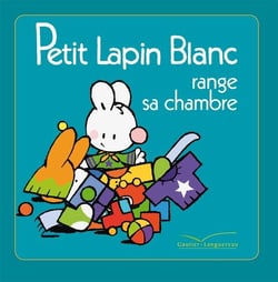 Petit lapin blanc range sa chambre