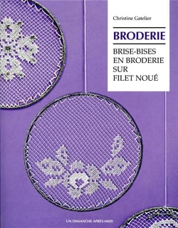 Brise-bises en broderie sur filet noué