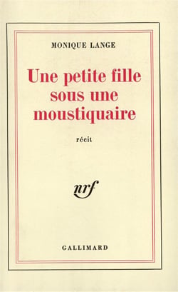 Une petite fille sous une moustiquaire