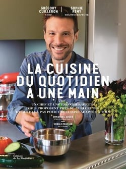 La cuisine du quotidien a une main