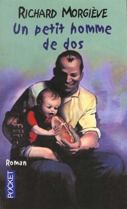 Un petit homme de dos