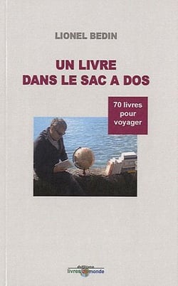 Un livre dans le sac à dos