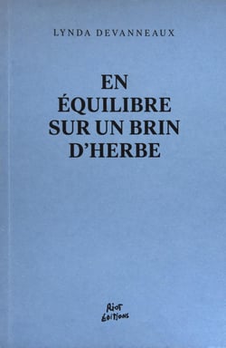 En équilibre sur un brin d'herbe