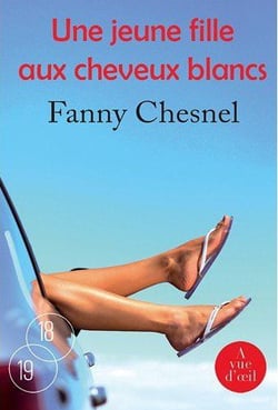 Une jeune fille aux cheveux blancs