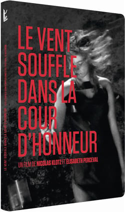 Le Vent souffle dans la cour d'honneur