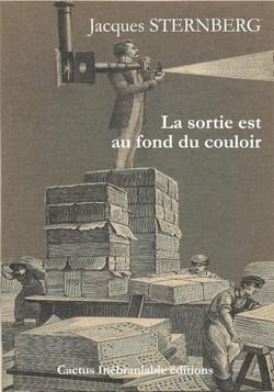 La sortie est au fond du couloir