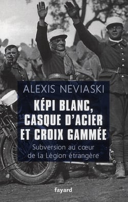 Képi blanc, casque d'acier et croix gammée