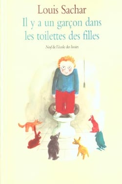 Il y a un garcon dans les toilettes des filles