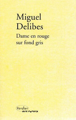 Dame rouge sur fond gris