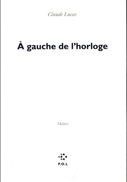À gauche de l'horloge