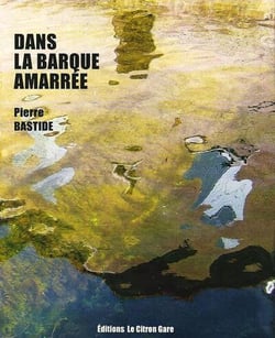 Dans la barque amarrée