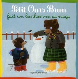Petit ours brun fait un bonhomme de neige