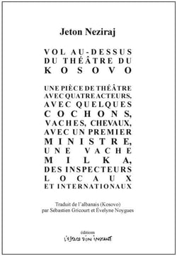 Vol au-dessus du théâtre du Kosovo - une pièce de théâtre avec 4 acteurs, avec quelques cochons, vaches, chevaux, avec un premier ministre, une vache Milka, des inspecteurs locaux et internationaux