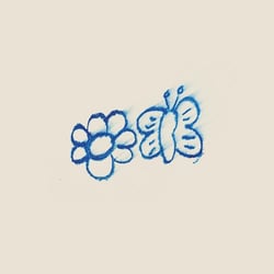 Une fleur et des papillons