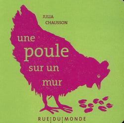 Une poule sur un mur