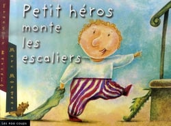 Petit héros monte les escaliers