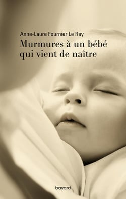 Murmures à un bébé qui vient de naître