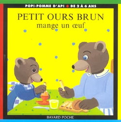 PETIT OURS BRUN MANGE UN OEUF.