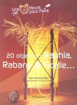 Vingt objets en raphia, rabane et ficelle