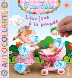 Lilou joue a la poupee