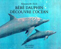 Bébé dauphin découvre l'océan
