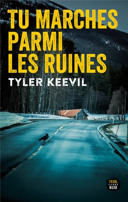 Tu marches parmi les ruines