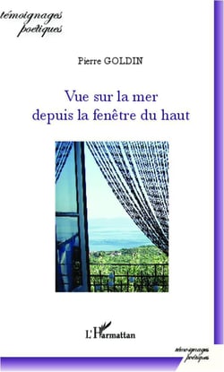 Vue sur la mer depuis la fenêtre du haut