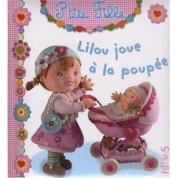 Lilou joue à la poupée